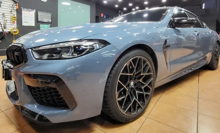 BMW M8 에이버리 레드 크롬 랩핑, 다른 선택지와 비교