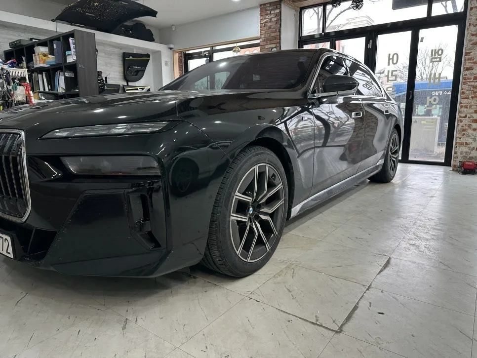 BMW G70 엠비언트 라이트, 회오리 스피커 추가 고민 해결