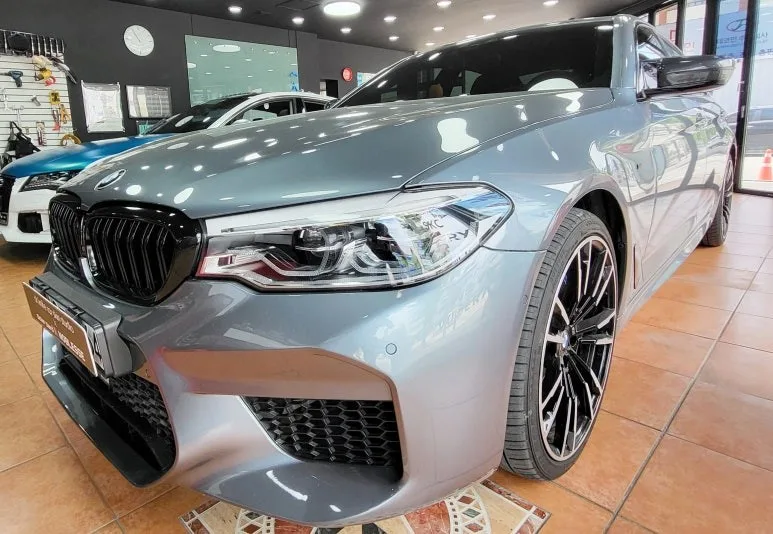 BMW G30 무광 화이트 랩핑, 비용과 결과 비교 분석