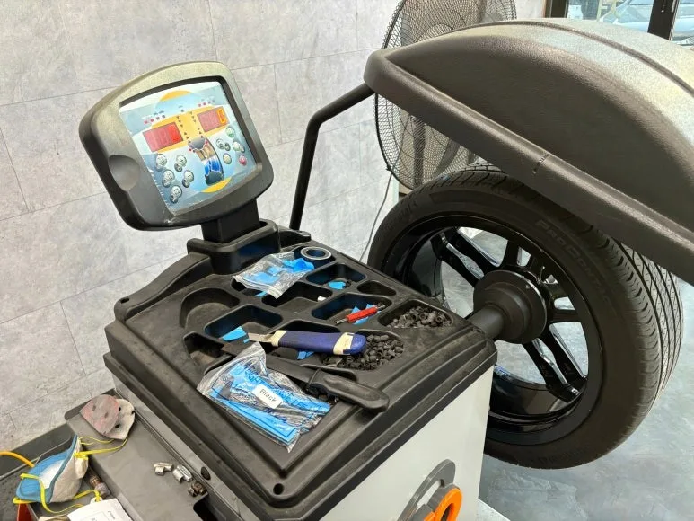 벤츠 E200 휠복원, 블랙폴리쉬 제대로 하는 법