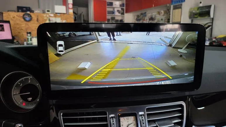 벤츠 E220d 안드로이드 올인원, 순정보다 나은 선택일까?