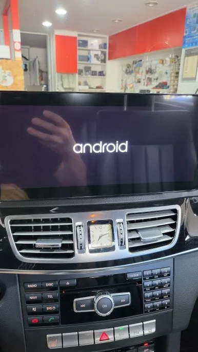 벤츠 E220d 안드로이드 올인원, 순정보다 나은 선택일까?