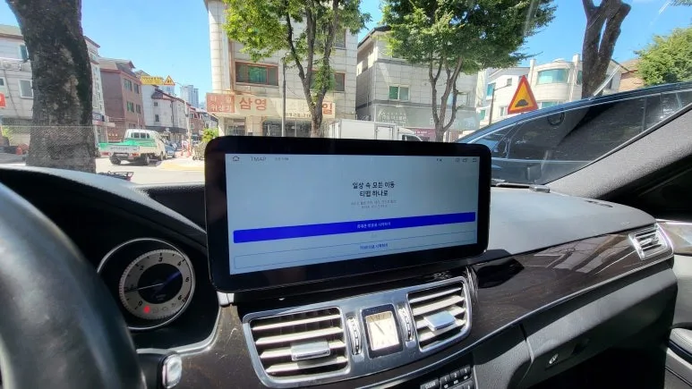 벤츠 E220d 안드로이드 올인원, 순정보다 나은 선택일까?