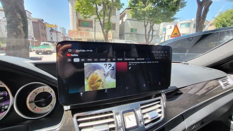 벤츠 E220d 안드로이드 올인원, 순정보다 나은 선택일까?