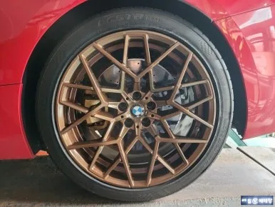 BMW M8 휠 복원, 골드 브론즈 색상 완벽 재현