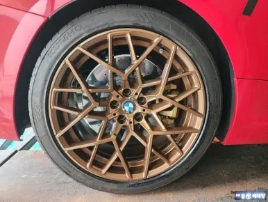 BMW M8 휠 복원, 골드 브론즈 색상 완벽 재현