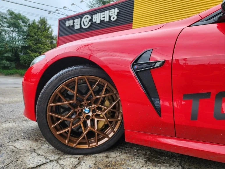 BMW M8 휠 복원, 골드 브론즈 색상 완벽 재현