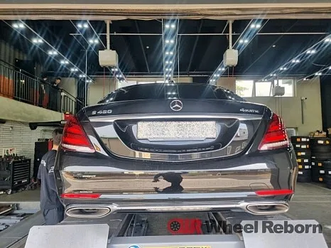 벤츠 S450 차량의 복원 완료된 굴절 휠 클로즈업 이미지