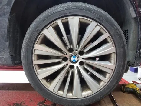 BMW 5GT 휠복원, 유광 블랙 도색 후기