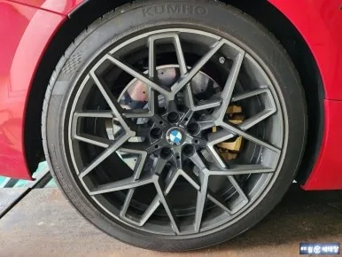 BMW M8 휠 복원, 골드 브론즈 색상 완벽 재현