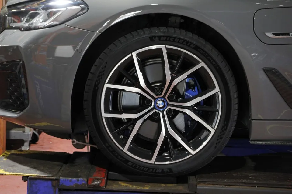 BMW 5 Seriesのホイールリペア・塗装事例 施工写真 1-2