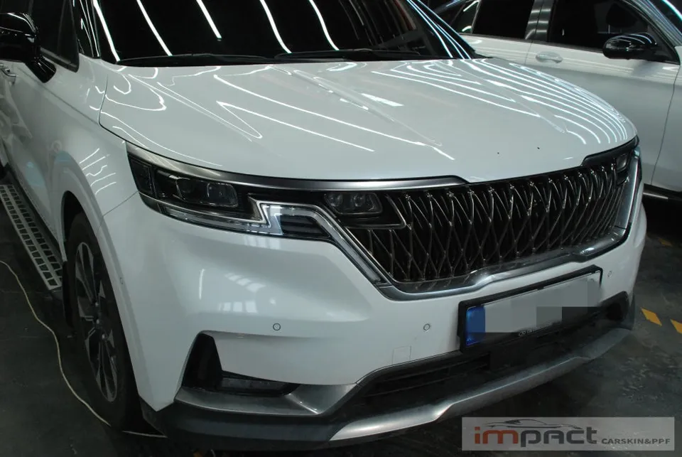 Kia Carnival 4代目 ラッピング事例|ボンネット黒艶で個性を演出 施工写真 2-1
