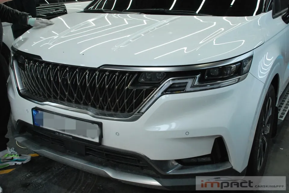 Kia Carnival 4代目 ラッピング事例|ボンネット黒艶で個性を演出 施工写真 3-1