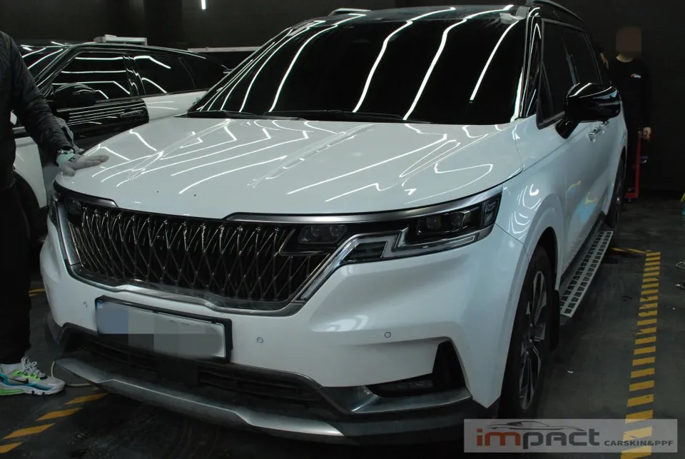 Kia Carnival 4代目 ラッピング事例|ボンネット黒艶で個性を演出 施工写真 1-2