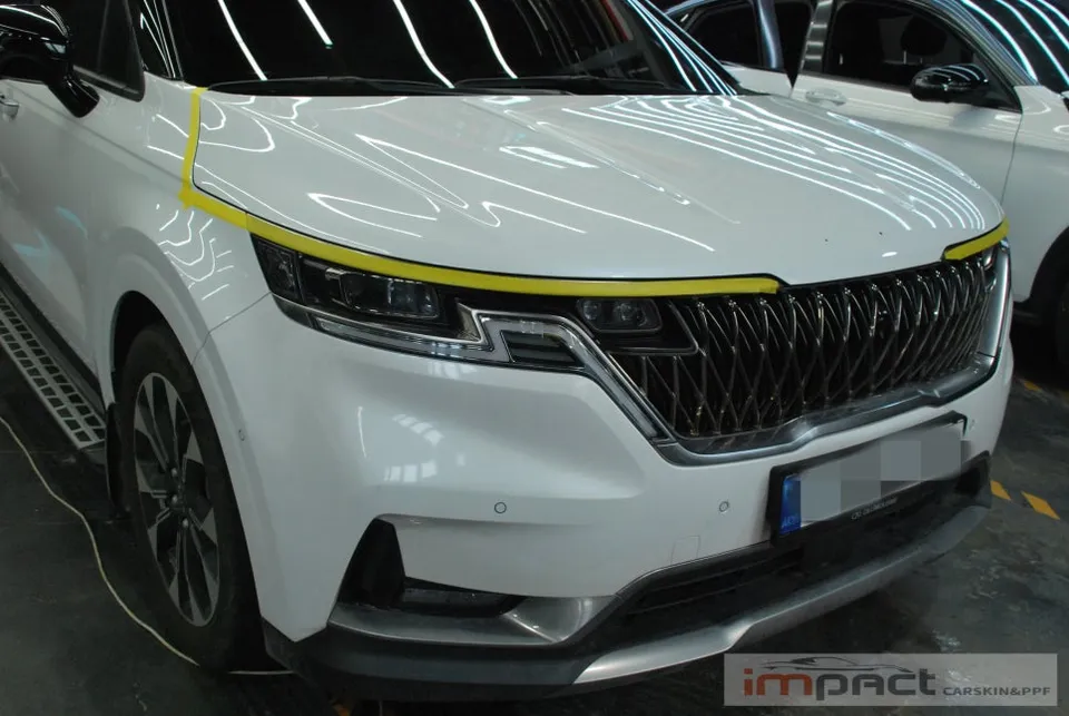 Kia Carnival 4代目 ラッピング事例|ボンネット黒艶で個性を演出 施工写真 2-2