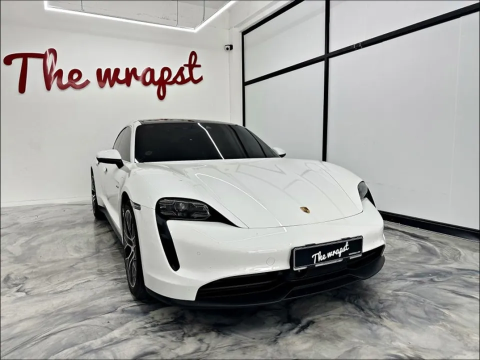 ポルシェ タイカン 4S カーラッピング事例｜カミンレッドの変貌 施工写真 4-1