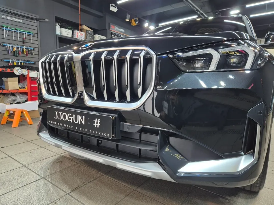 BMW X1のカーラッピング事例|クロームパーツのブラック化 施工写真 3-1
