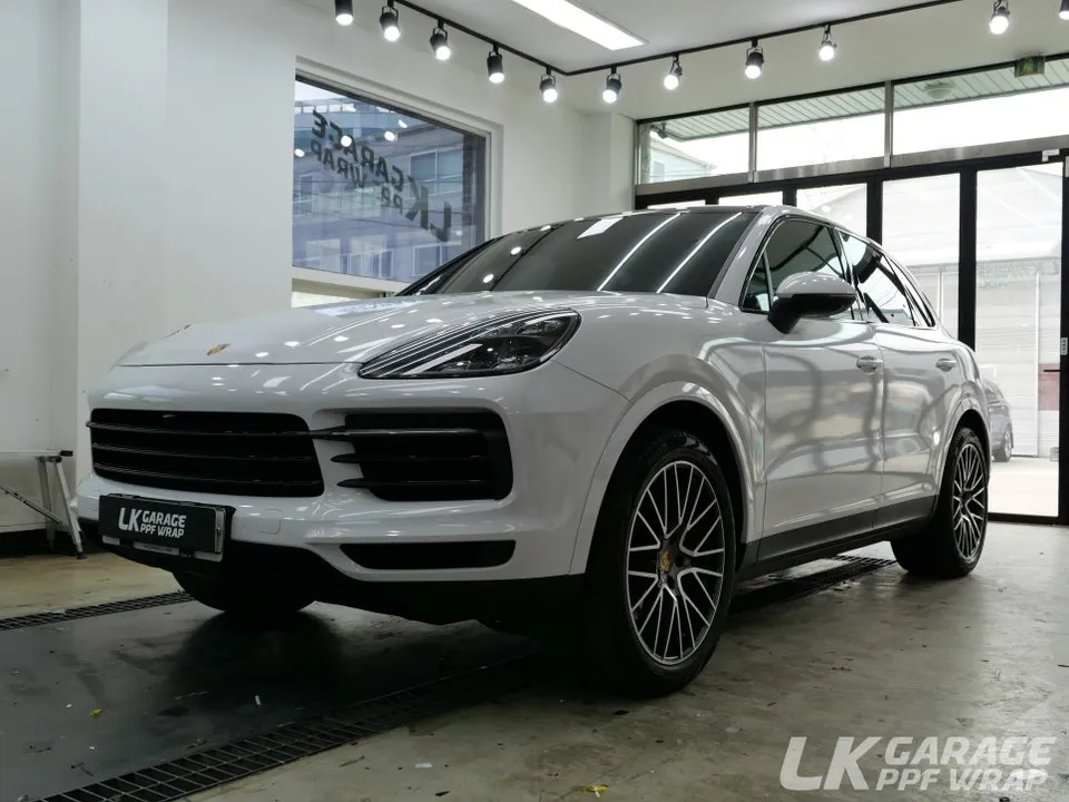 ポルシェ カイエン PPF施工事例|高光沢フィルムで愛車を保護 施工写真 1-1