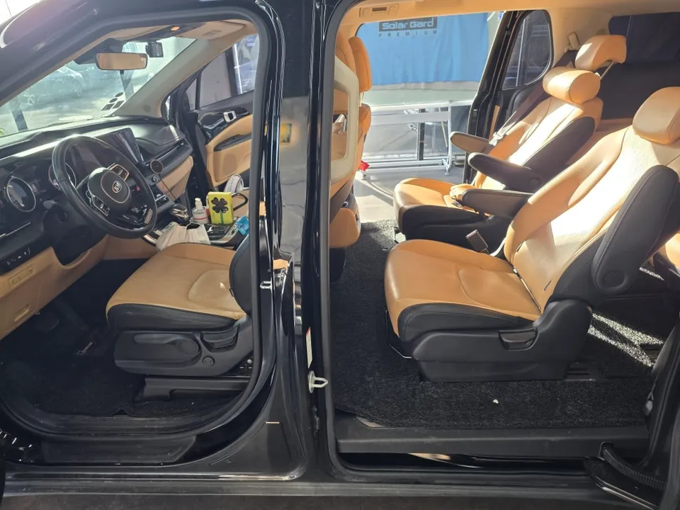 Kia Carnivalのカーフィルム施工事例｜断熱・スモーク効果 施工写真 2