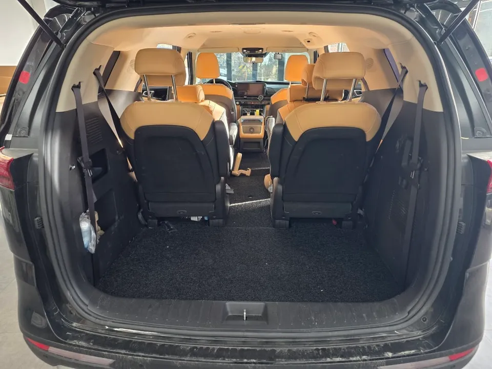 Kia Carnivalのカーフィルム施工事例｜断熱・スモーク効果 施工写真 3