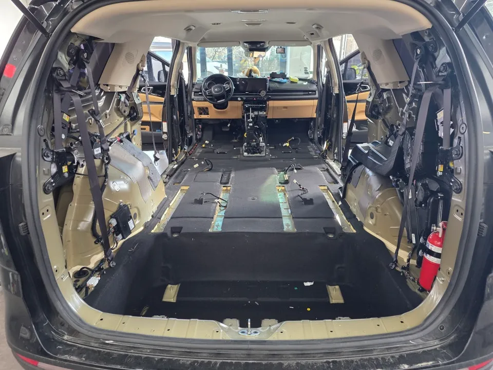Kia Carnivalのカーフィルム施工事例｜断熱・スモーク効果 施工写真 4