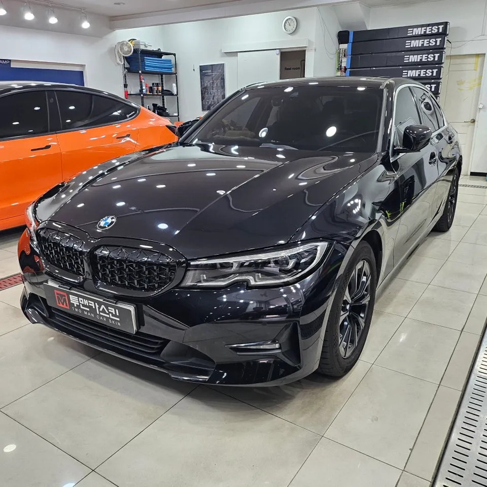 BMW 3 Series G20 カーラッピング事例：クロームモールをブラック化 施工写真 2-1