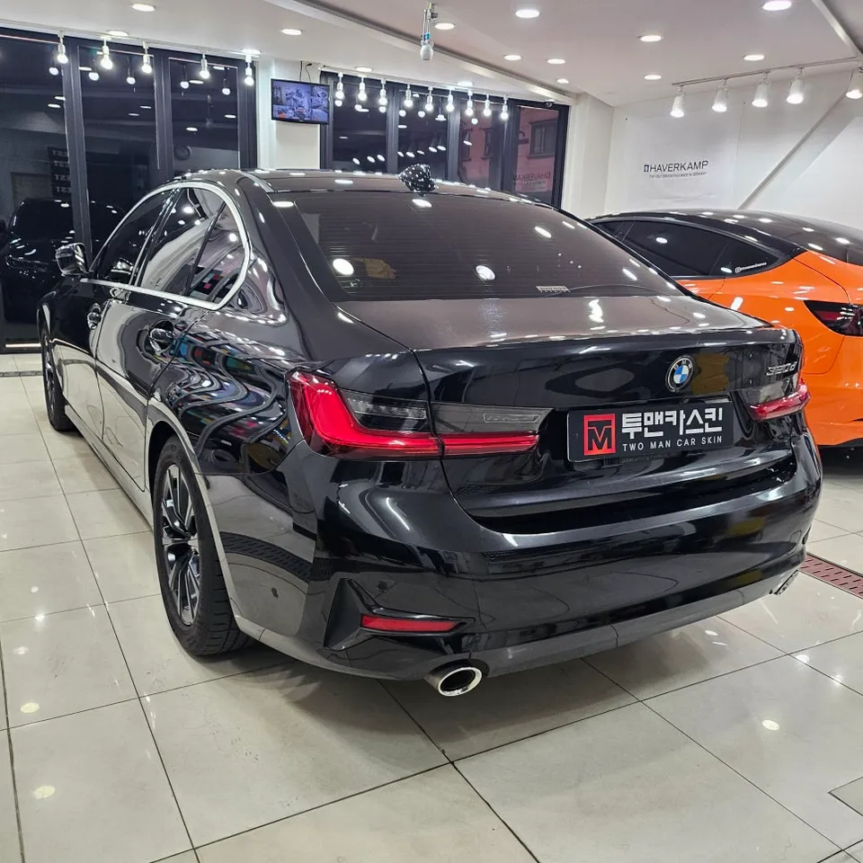 BMW 3 Series G20 カーラッピング事例：クロームモールをブラック化 施工写真 2-2
