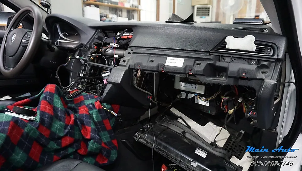 BMW 5 Series F10のAndroid Auto・CarPlay取付事例 施工写真 5
