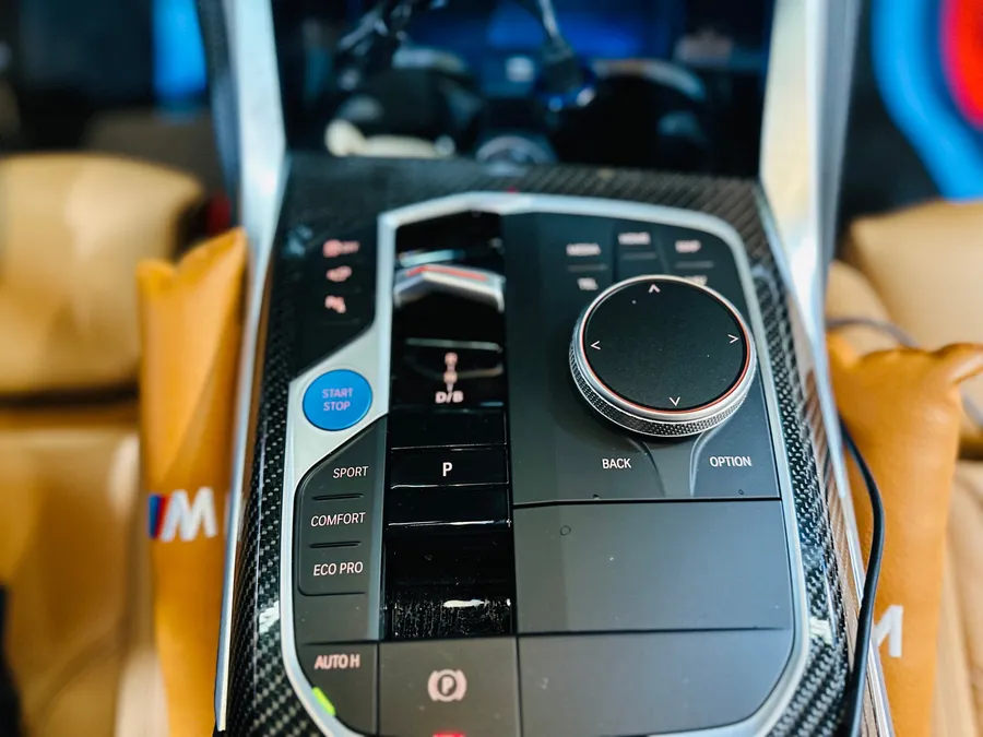 BMW i4 steering wheel - BMW i4 Steering Wheel Customization Review — Enhanced Interior photo 4