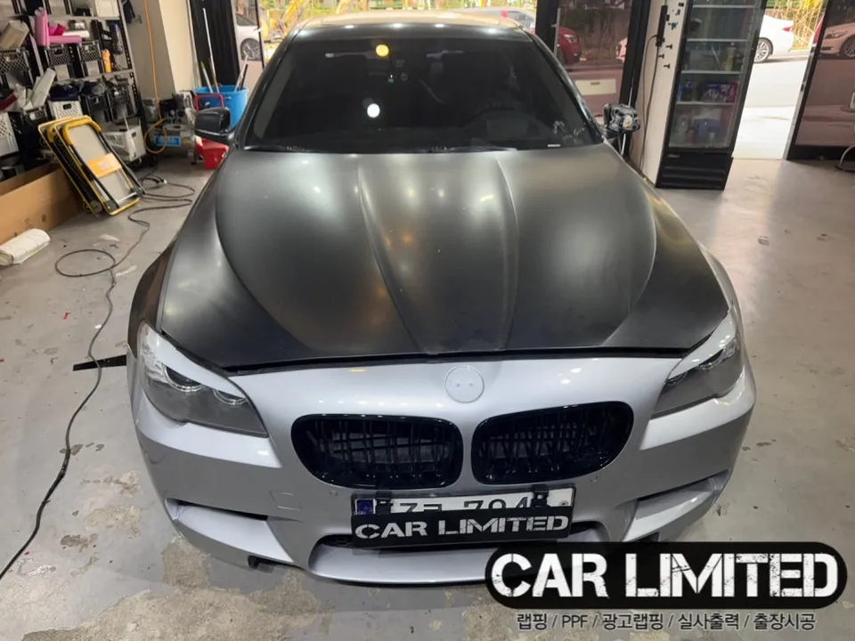 BMW 5 Seriesのカーラッピング事例 施工写真 4-2