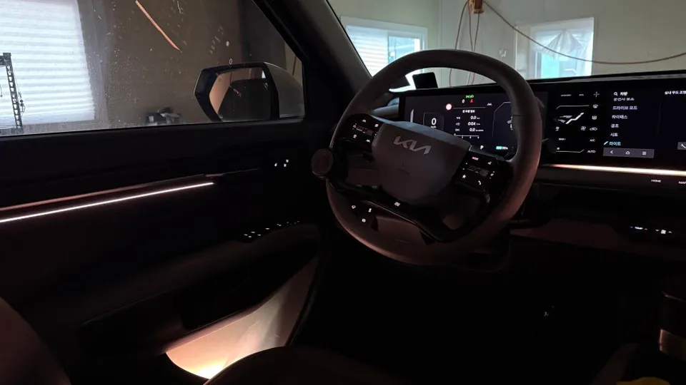 Kia EV9 ambient lighting - Kia EV9 Ambient Lighting Review: Cost & Results photo 5