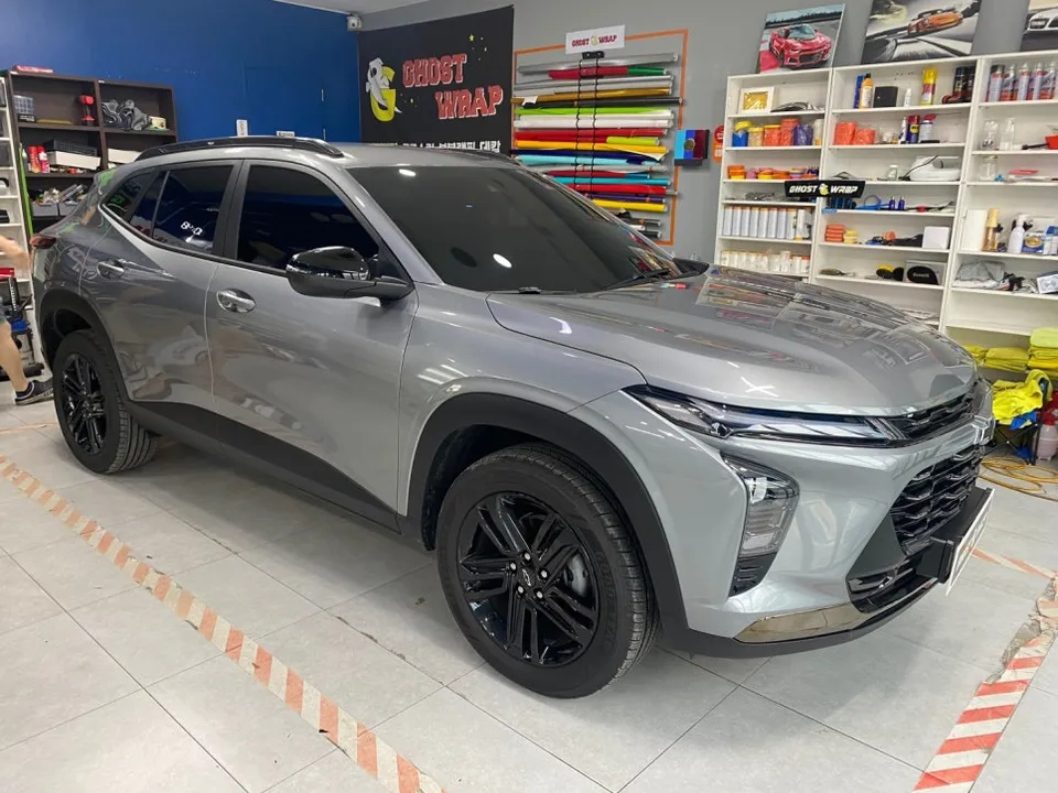 Chevrolet Traxのカーラッピング事例：リア下部クローム部分の施工 施工写真 2-1