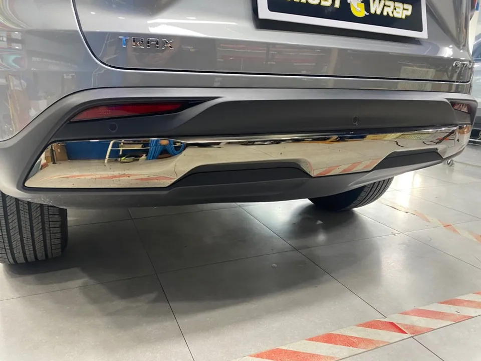Chevrolet Traxのカーラッピング事例：リア下部クローム部分の施工 施工写真 3-2