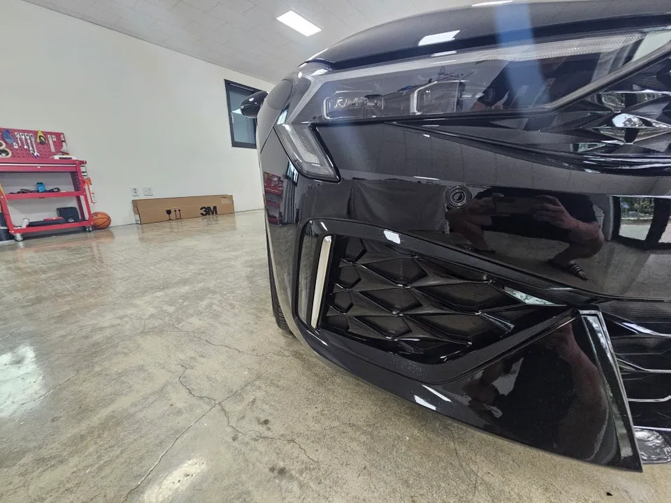 Kia K5のカーフィルム施工事例:クロームパーツのブラックアウト化 施工写真 2-1