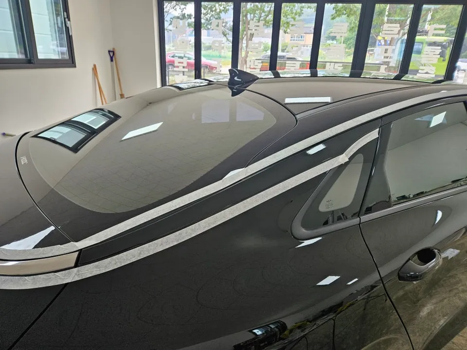 Kia K5のカーフィルム施工事例:クロームパーツのブラックアウト化 施工写真 2-3