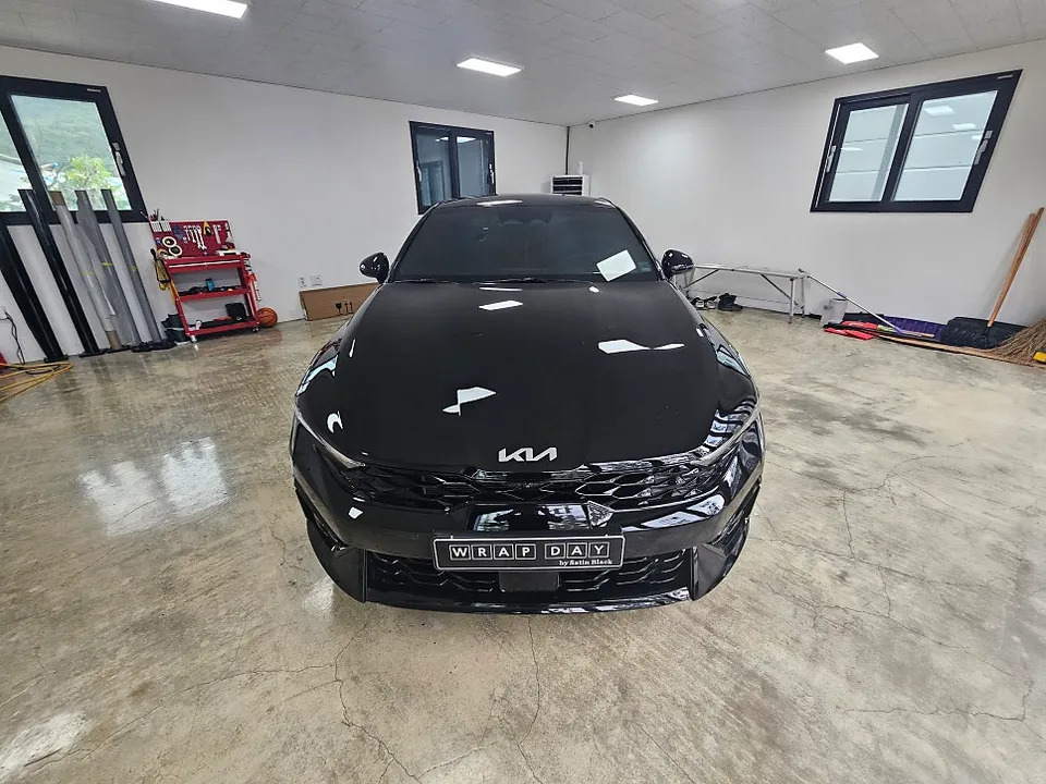 Kia K5のカーフィルム施工事例:クロームパーツのブラックアウト化 施工写真 3-3