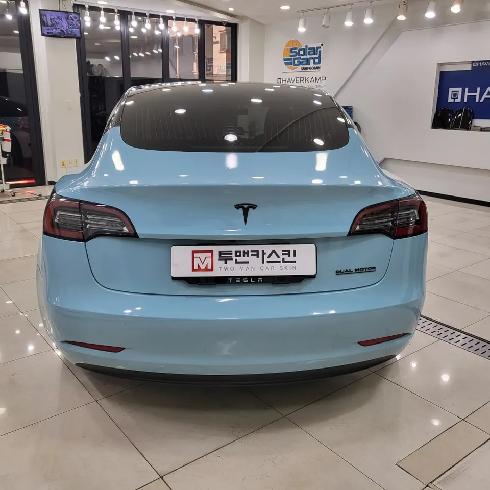 Tesla Model 3のカーラッピング事例｜フェラーリレッド 施工写真 3-1