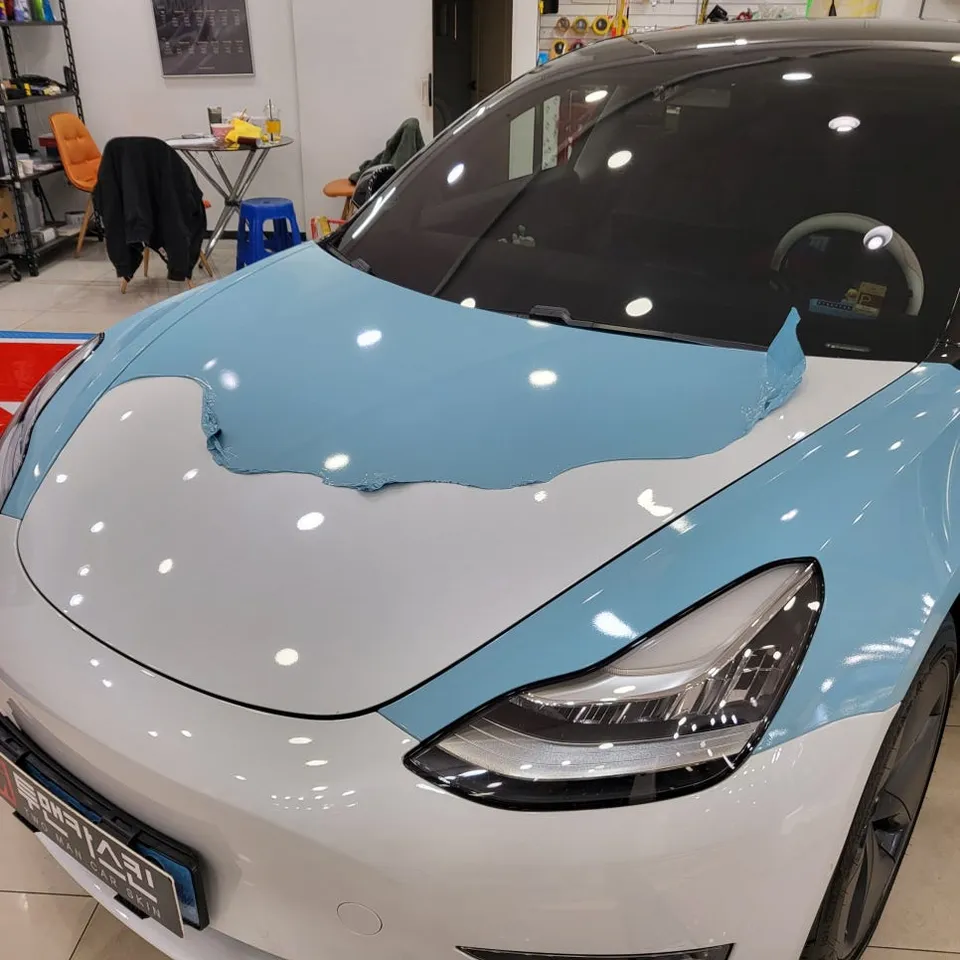 Tesla Model 3のカーラッピング事例｜フェラーリレッド 施工写真 3-2