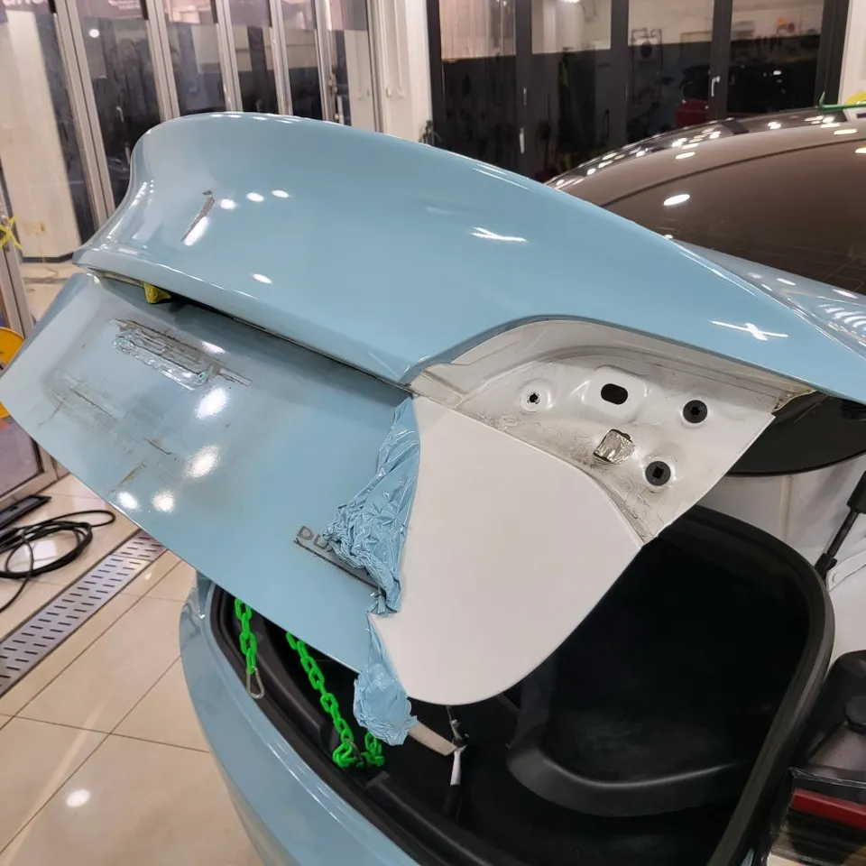 Tesla Model 3のカーラッピング事例｜フェラーリレッド 施工写真 1-3