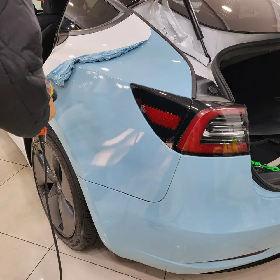 Tesla Model 3のカーラッピング事例｜フェラーリレッド 施工写真 2-3