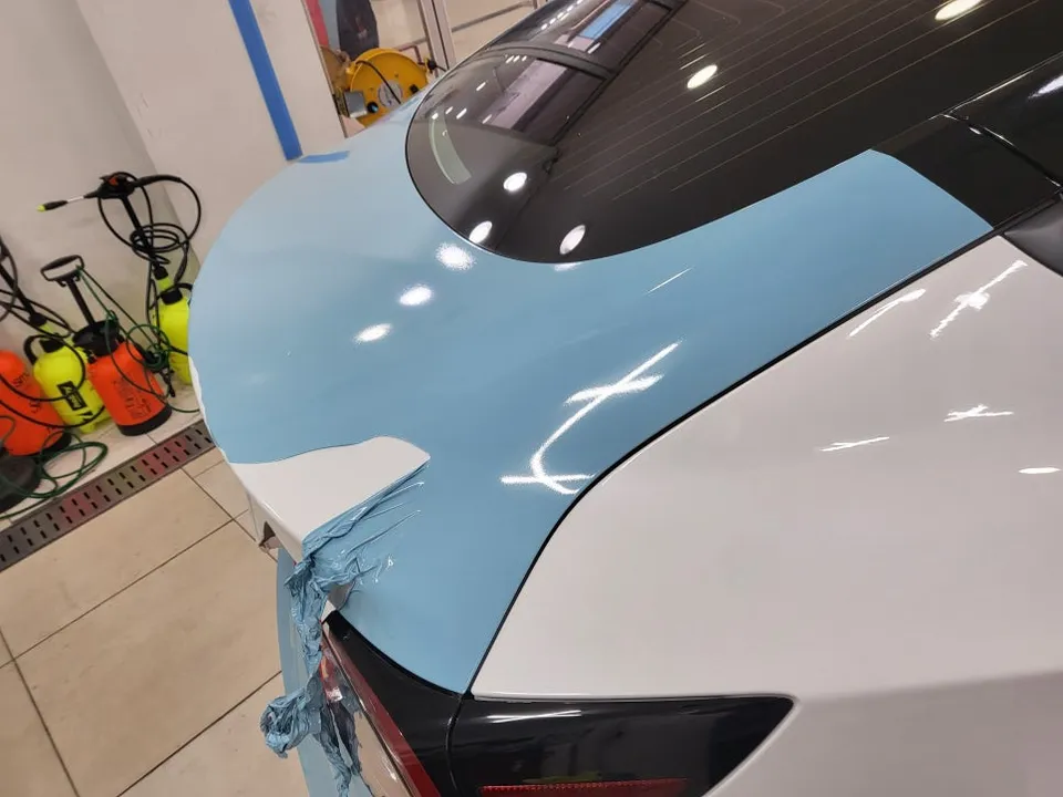Tesla Model 3のカーラッピング事例｜フェラーリレッド 施工写真 3-3