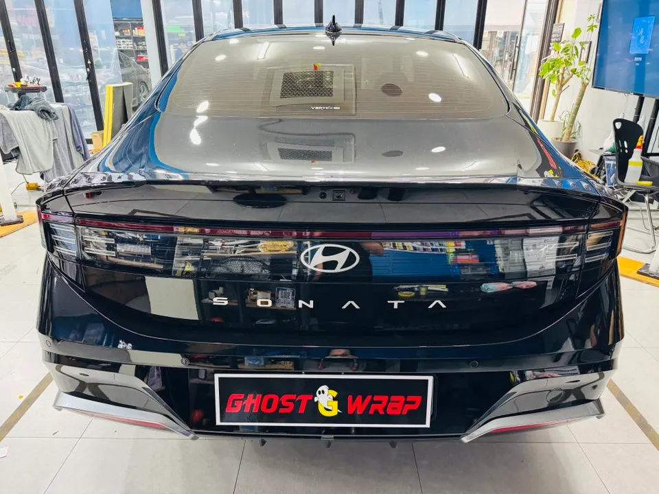 Hyundai Sonataのカーラッピング事例｜エンブレム・レタリングをブラック化 施工写真 2-1