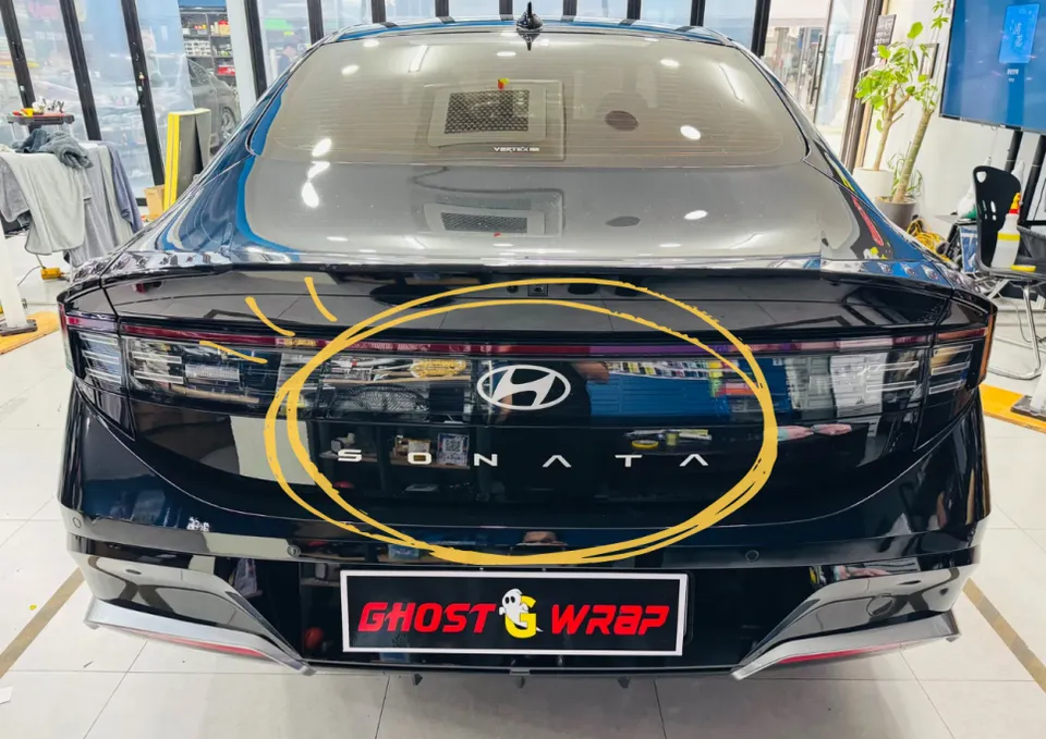 Hyundai Sonataのカーラッピング事例｜エンブレム・レタリングをブラック化 施工写真 3-1