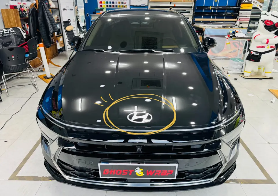 Hyundai Sonataのカーラッピング事例｜エンブレム・レタリングをブラック化 施工写真 1-2
