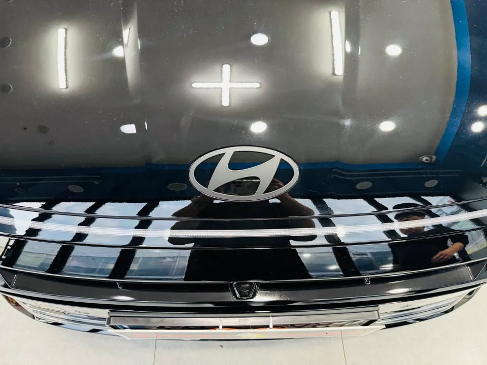 Hyundai Sonataのカーラッピング事例｜エンブレム・レタリングをブラック化 施工写真 2-3