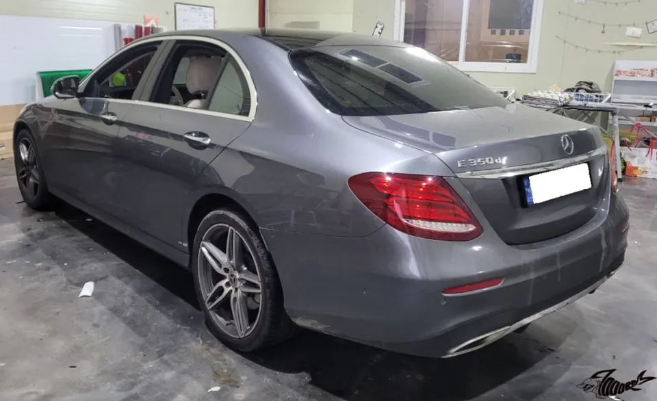 Mercedes-Benz Eクラスのカーラッピング事例|サテンブラック 施工写真 3-1