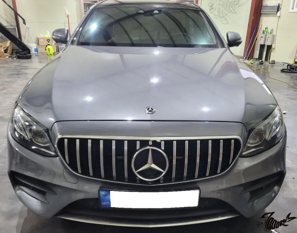 Mercedes-Benz Eクラスのカーラッピング事例|サテンブラック 施工写真 1-2