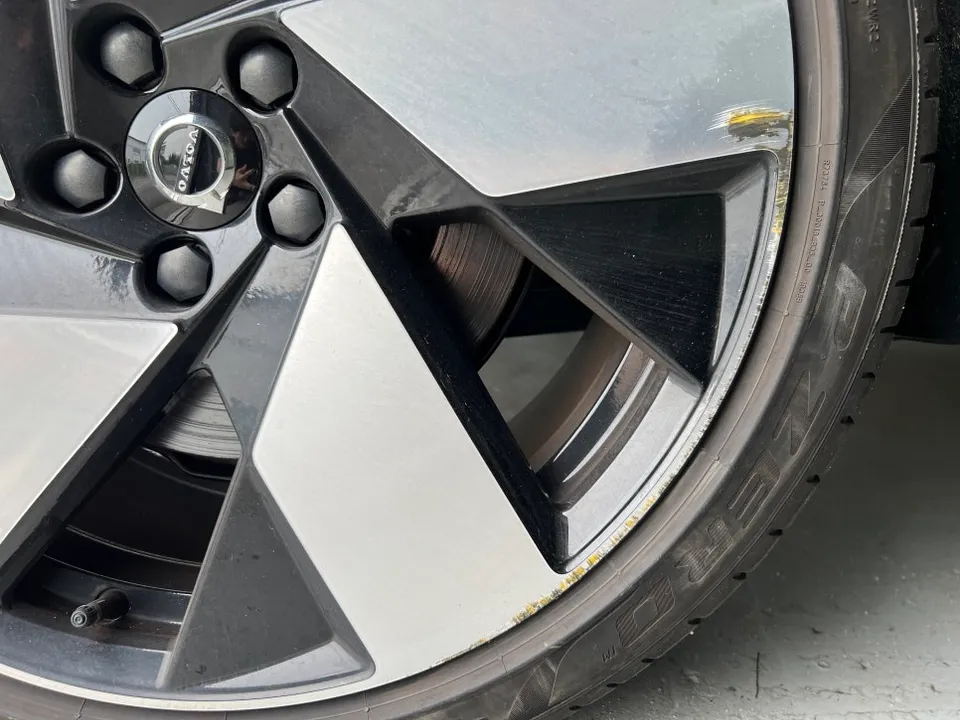 Volvo C40 Rechargeのホイールリペア・塗装事例 施工写真 2-1