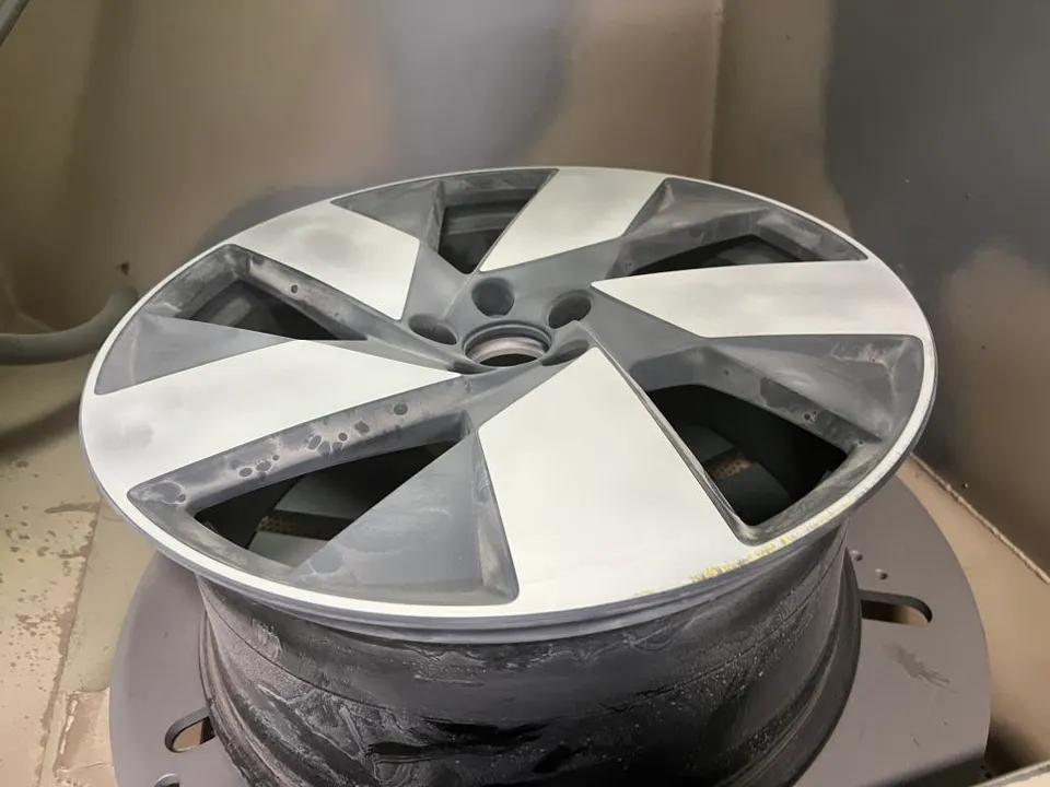 Volvo C40 Rechargeのホイールリペア・塗装事例 施工写真 3-1