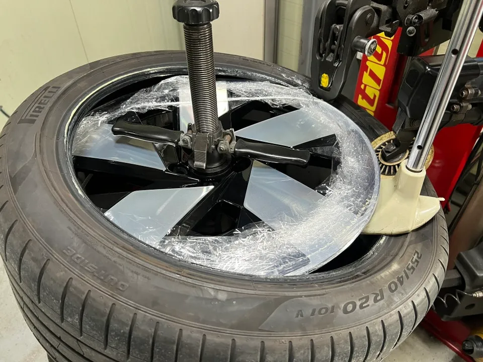 Volvo C40 Rechargeのホイールリペア・塗装事例 施工写真 1-3